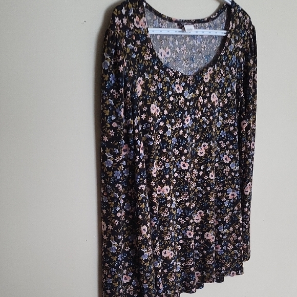 KIM&CO Chic Floral Top with Black Base – Elegant & Versatile - Picture 6 of 7